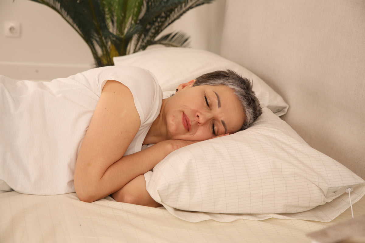 Woman sleeping on a grounding sheet