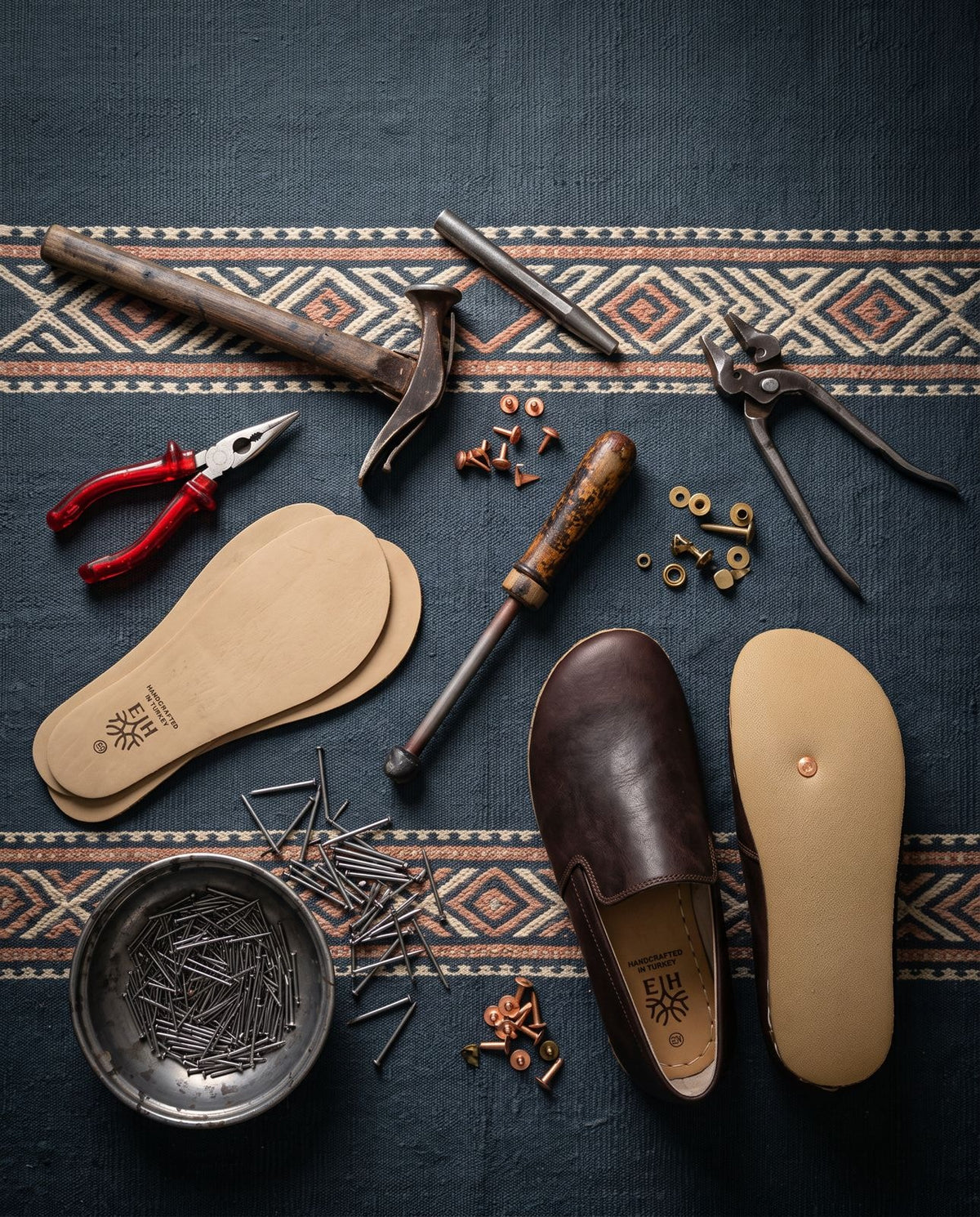 Grounding shoe sole with its copper rivet