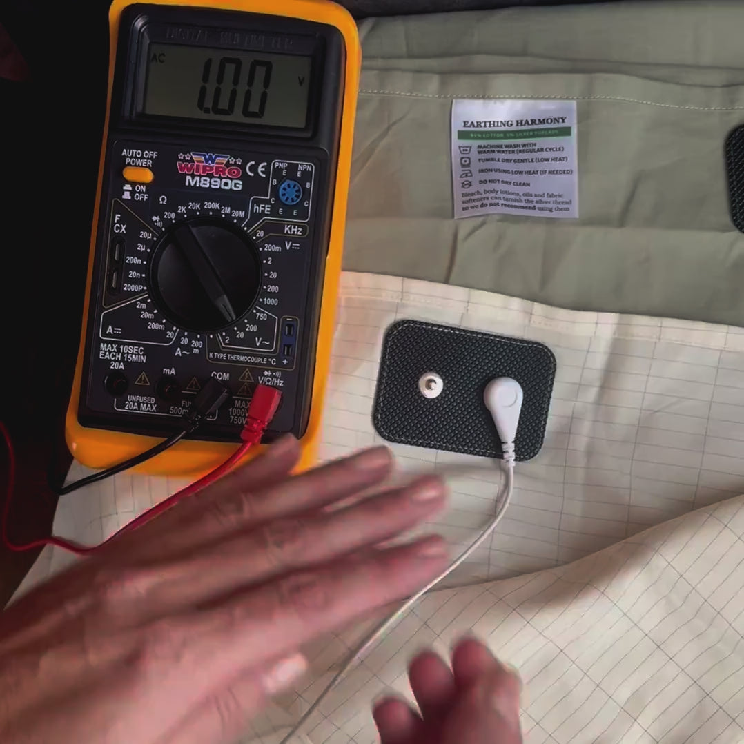 Demonstration video measuring voltage drop using an earthing sheet, validating the grounding effectiveness for stress and pain relief